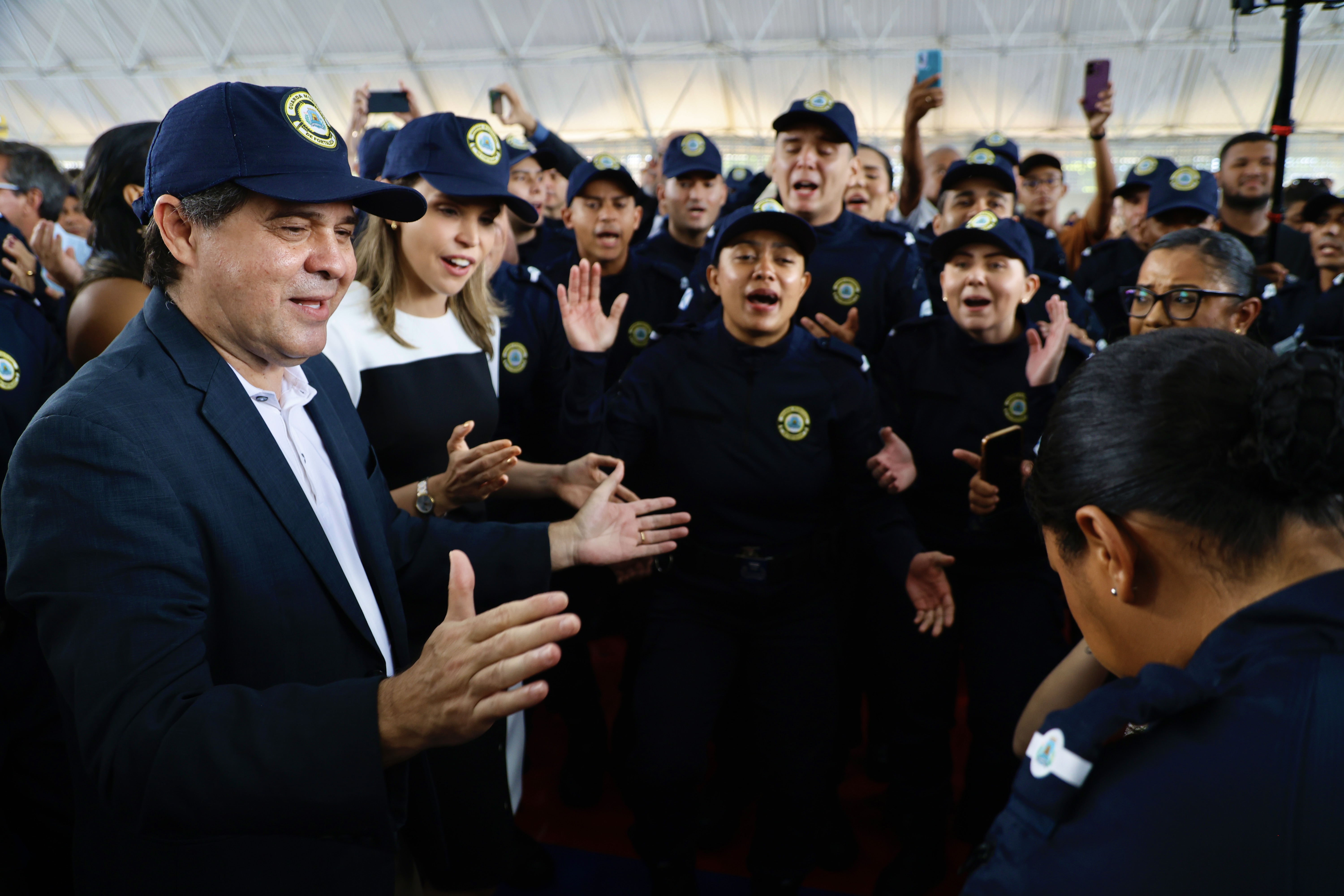 grupo de pessoas posa para a foto